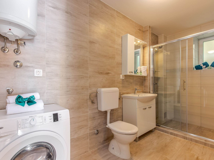 Bathroom 2, Peaceful Villa in Dramalj with Hot Tub, Crikvenica