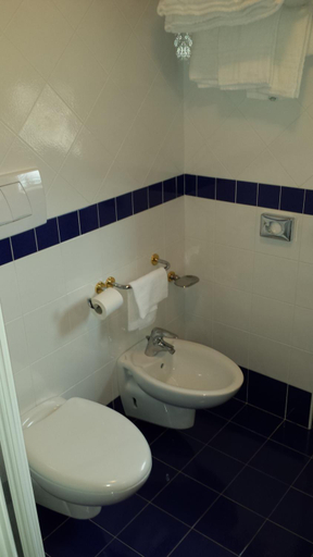 Bathroom 2, Hotel Pesek, Hrpelje-Kozina
