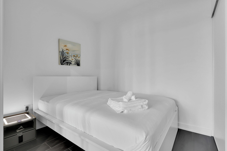 Bedroom 2, Modern suite steps to port credit Go, Peel