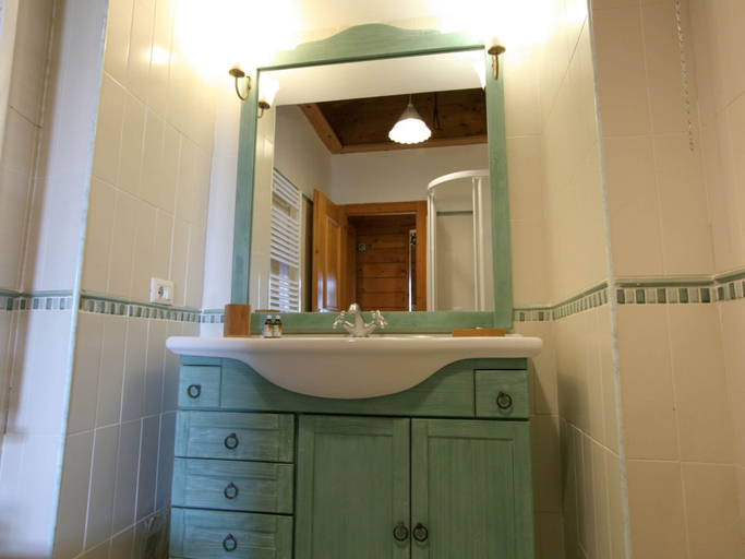 Bathroom 4, Belvilla by OYO Chalet Graffi, Viterbo