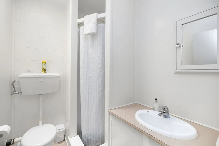 Bathroom, The Sands Motel, Whangarei