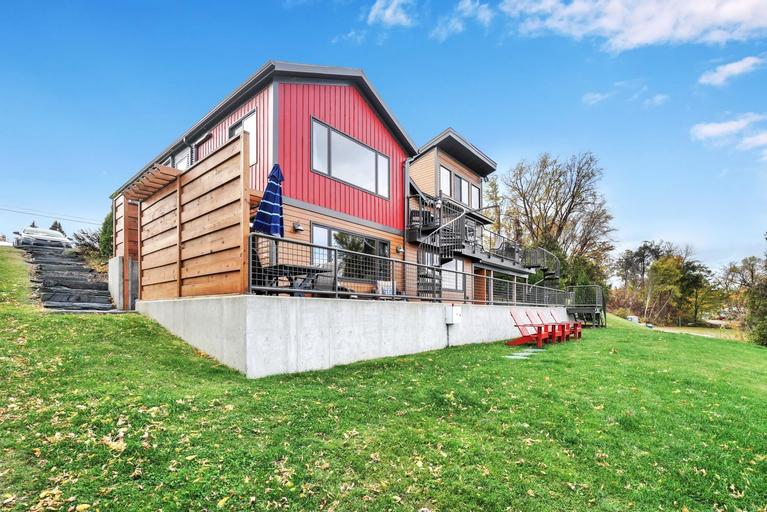 Exterior & Views