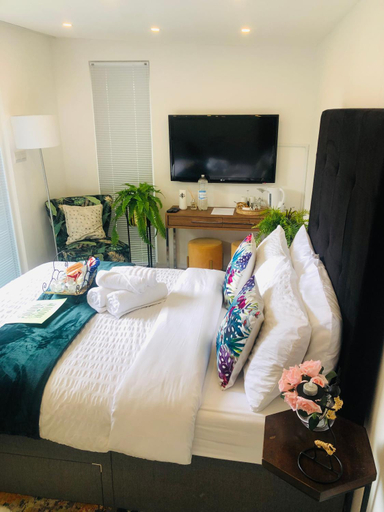 Others 2, MeeZee Pearl Double Bed Lodge With Free Parking, Manchester