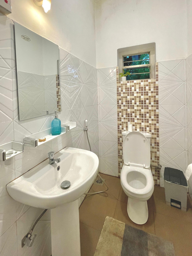 Bathroom, Kandy Boutique Villa by Aaradhya, K.F.G. & G. Korale
