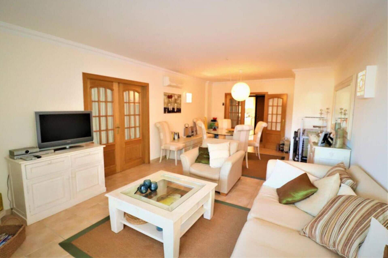 Living area, Stylish 2BR Apartment With Pool, Parking & Wifi, Albufeira