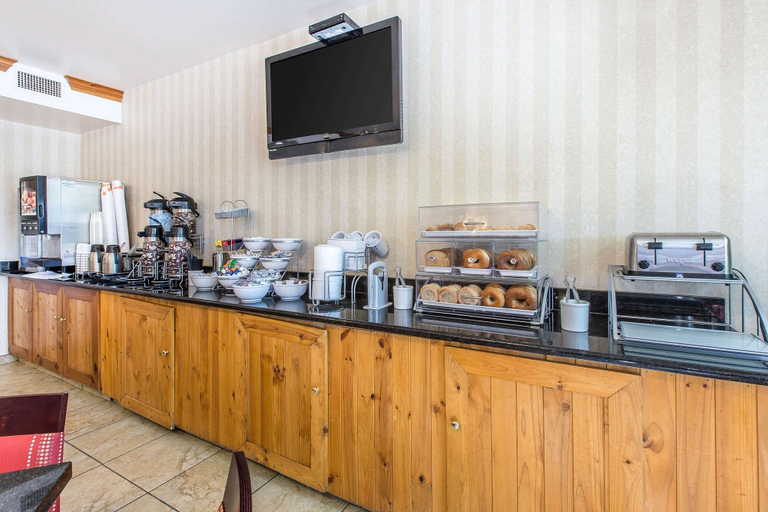 Food & Drinks 4, Comfort Suites Summit County, Summit