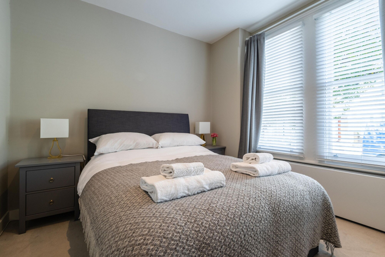 Bedroom 3, Stylish Fulham Flat With Patio by Underthedoormat, London
