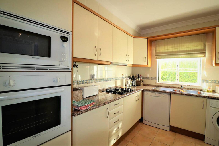 Private kitchen, Stylish 2BR Apartment With Pool, Parking & Wifi, Albufeira
