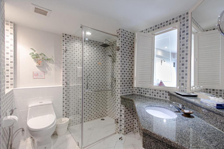 Bathroom 5, Karon Sea Sand Resort and Spa, Pulau Phuket