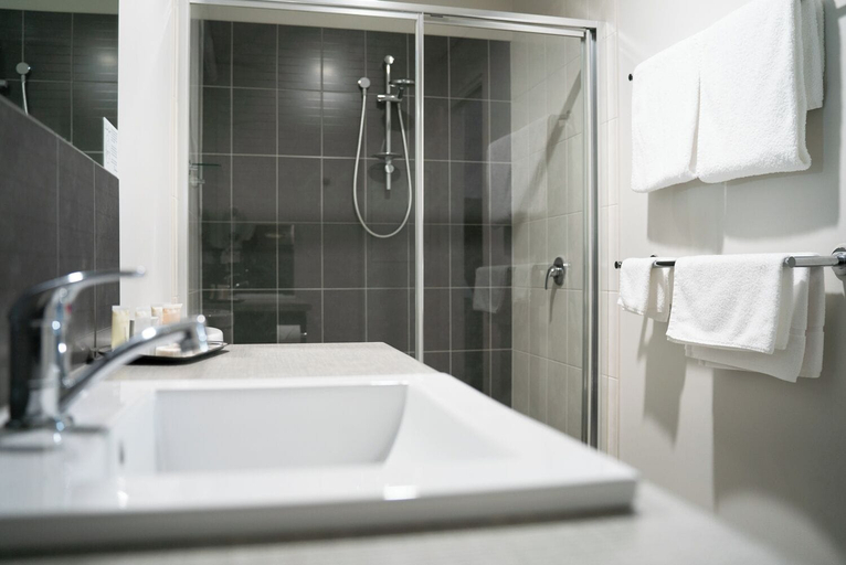 Bathroom 5, Bridges on Argyle Motel & Apartments, Latrobe - Traralgon