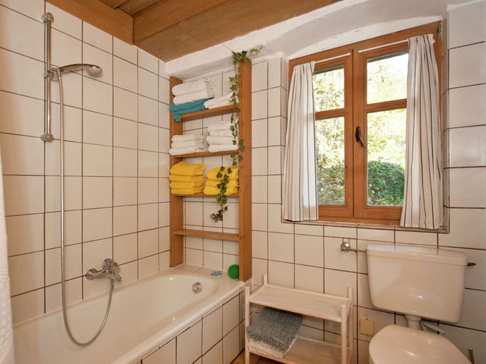 Bathroom 3, Geraumiger Ruckzugsort, Weissenburg, Weißenburg-Gunzenhausen
