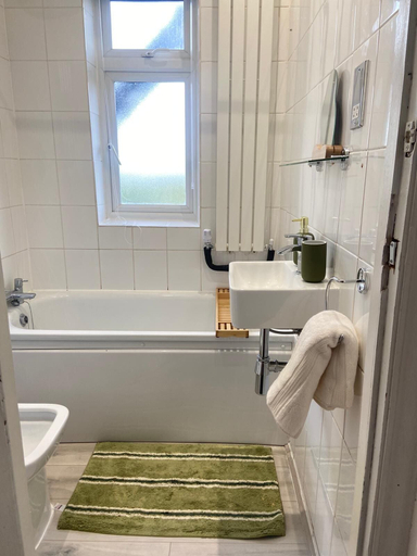 Bathroom, Stunning 2-bed Apartment in Twickenham, London