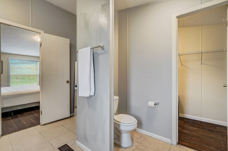 Bathroom 5, Hawkeye, El Paso