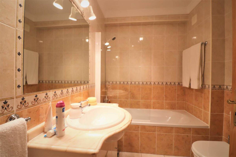 Bathroom 4, Stylish 2BR Apartment With Pool, Parking & Wifi, Albufeira