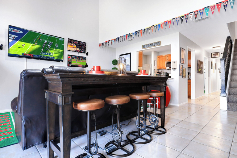 Food & Drinks, Sports Arena, Comal