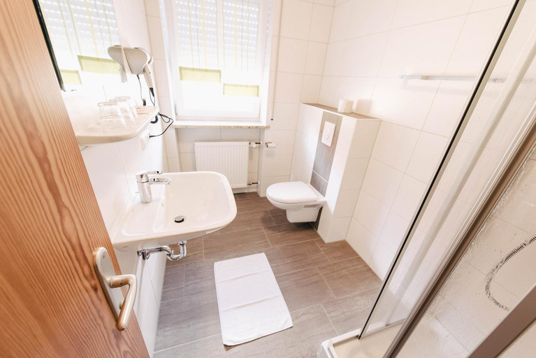 Bathroom 5, Gasthof Metzgerei Linsmeier, Deggendorf