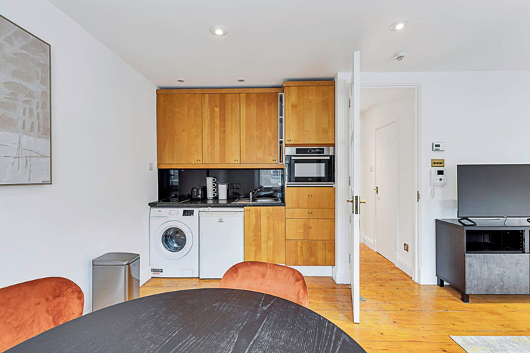 Others 4, One-bedroom Abode With A Balcony In Central London, London