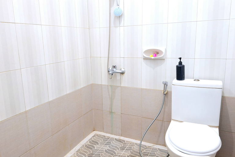Bathroom 3, Urbanview The Halona near Jawa Timur Park 4, Malang
