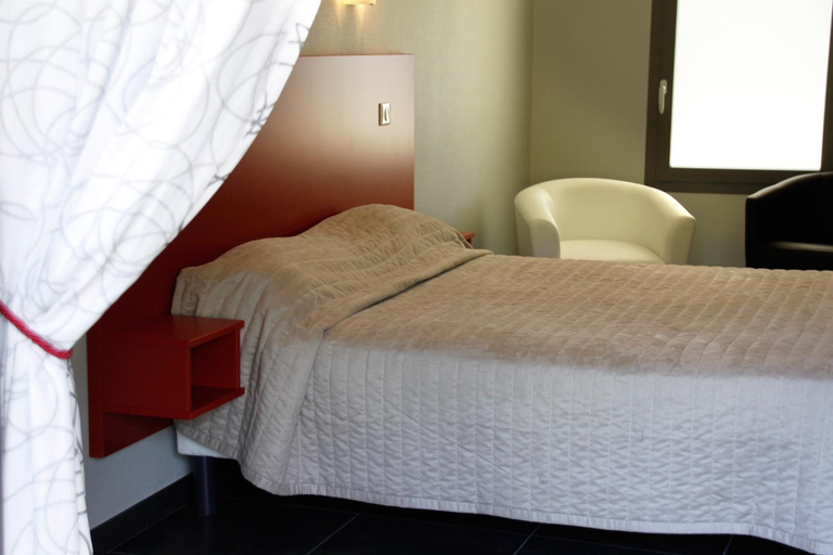 Bedroom 2, Logis Hotels - Hotel et Restaurant Le Relais des Garrigues, Tarn-et-Garonne
