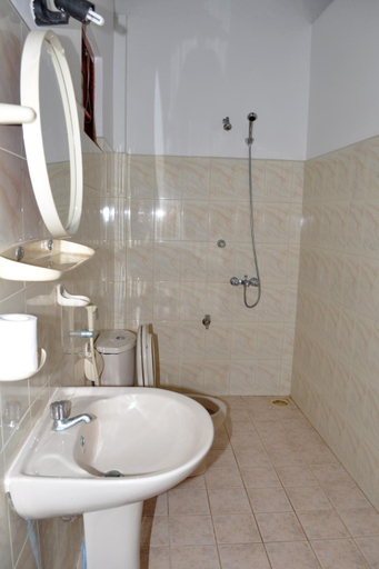 Bathroom 4, Dilena Beach Inn, Tangalle