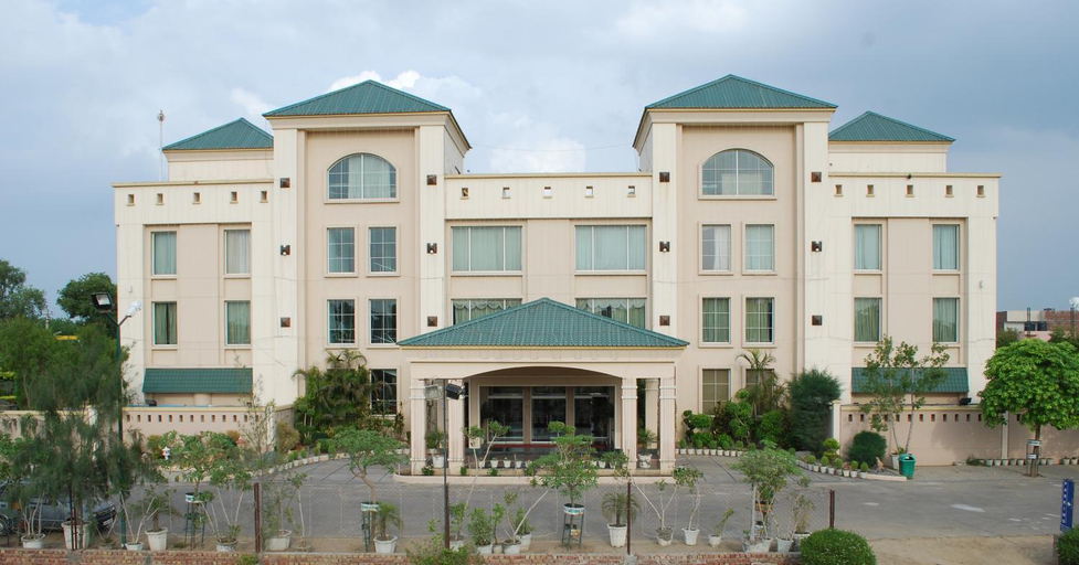 Exterior & Views