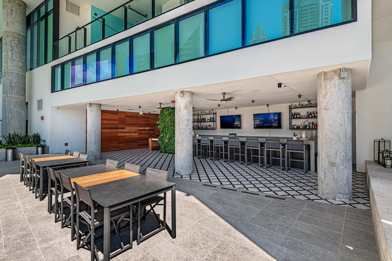 Food & Drinks 5, Spacious King Studio at Downtown Miami, Miami-Dade