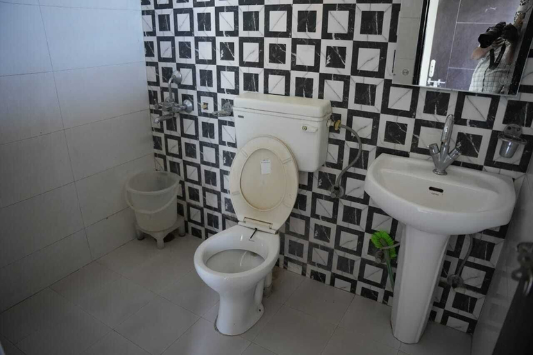 Bathroom 3, Benison Guest House, Dehradun