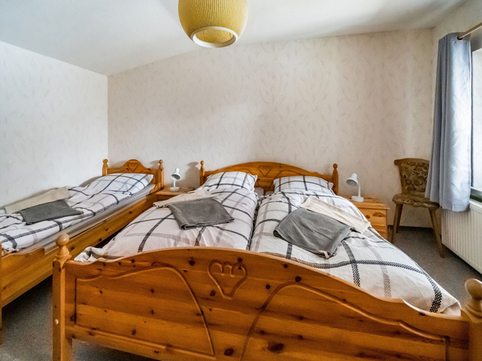 Room 4, Holiday Home With Terrace and Garden, Ilm-Kreis