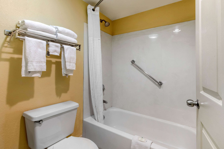 Bathroom 4, Quality Inn Lebanon, Wilson