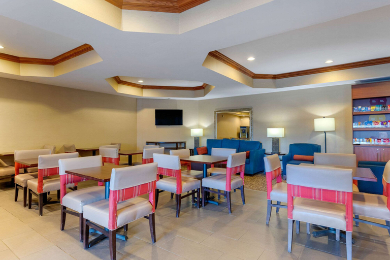 Food & Drinks 5, Comfort Suites South Haven near I-96, Van Buren