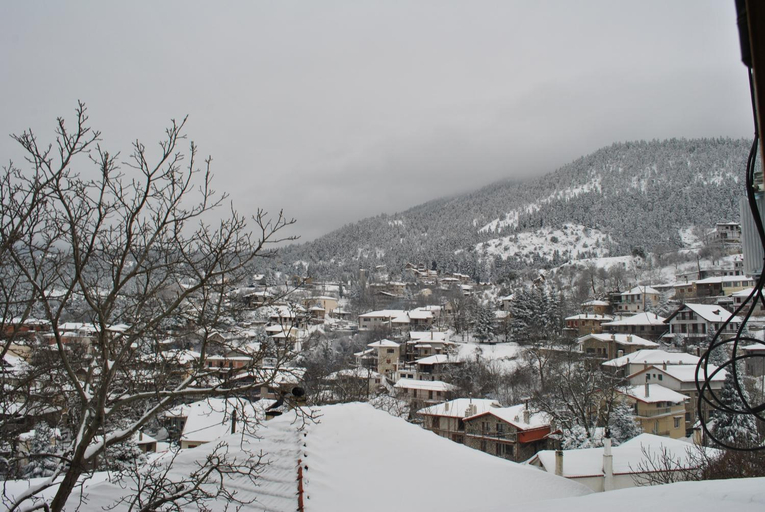 Others 2, To Balkoni tis Agorianis, Central Greece