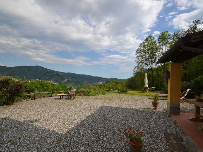 Others 5, Beautiful Cottage in Pescia with Hot Tub, Pistoia