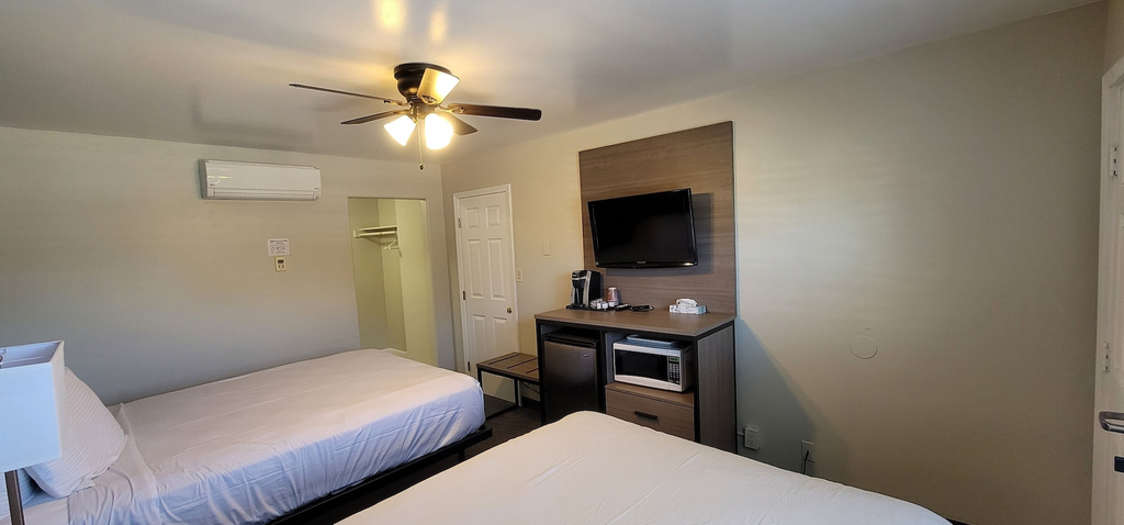 Room 5, Pismo Beachwalker Inn & Suites, San Luis Obispo