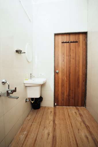 Bathroom 3, Clifton Villa, Satara
