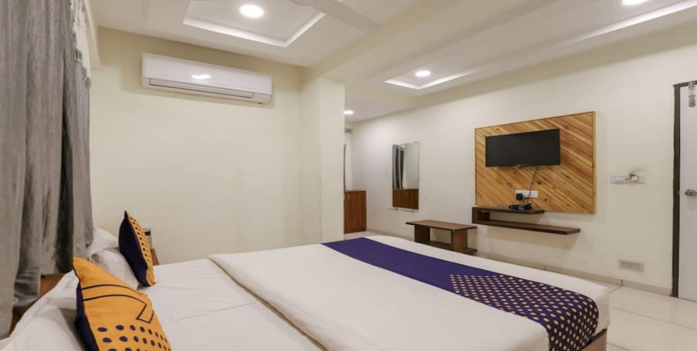Bedroom 5, Everest Hotel, Ahmadabad