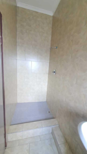 Bathroom 4, The Princess Guest House, Harare
