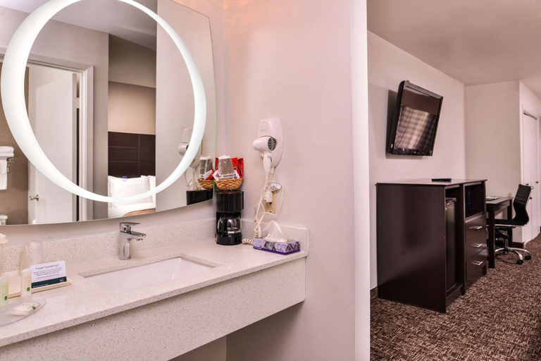 Bathroom 5, Quality Inn & Suites Beaumont, Jefferson