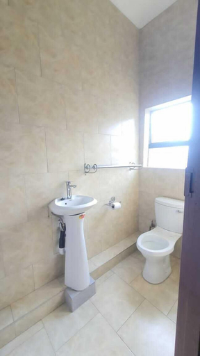 Bathroom 5, The Princess Guest House, Harare