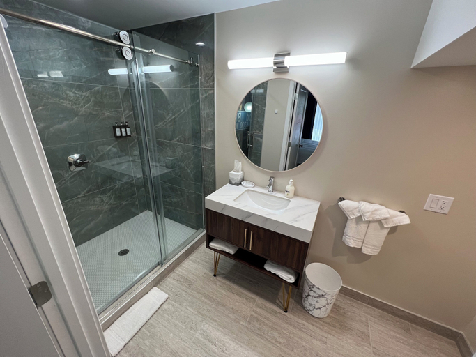 Bathroom 3, Lighthouse Inn & Suites, Marion