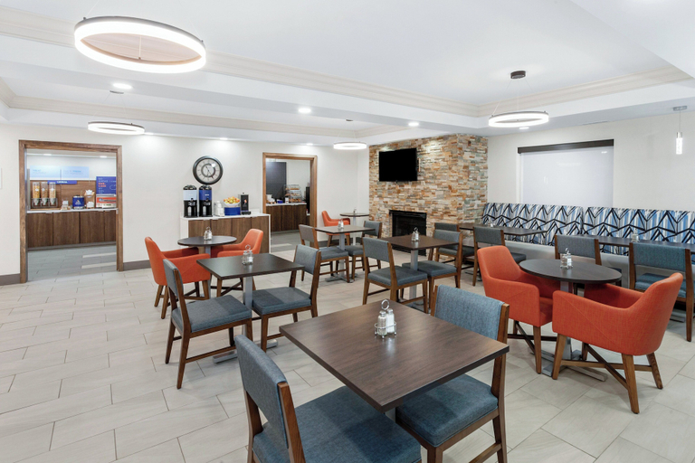 Food & Drinks 5, Holiday Inn Express & Suites CHICAGO-ALGONQUIN by IHG, McHenry