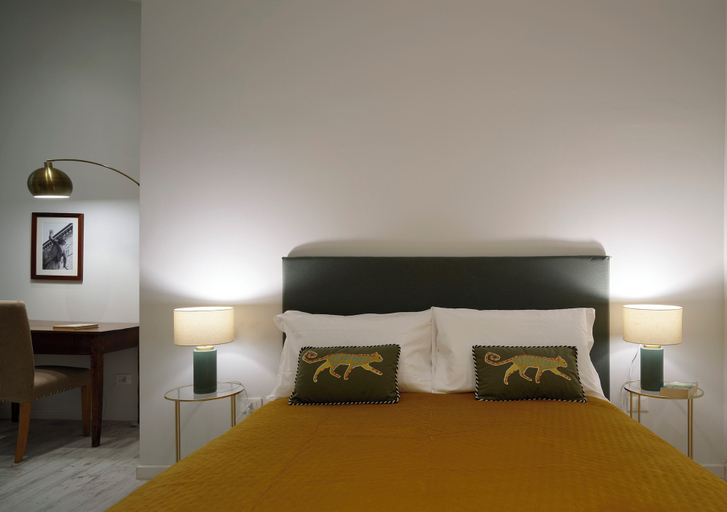 Room 2, Vintage Romance Patio Apt by Oteego, Florence