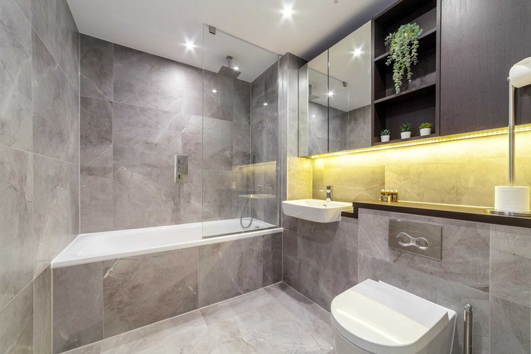 Bathroom, Sky-high North Acton Apartment, London