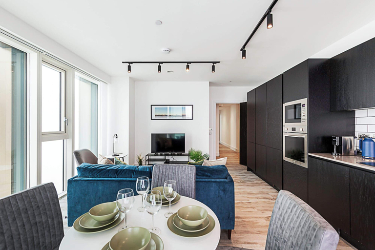 Others 5, Modern Flat With City View in Acton, London