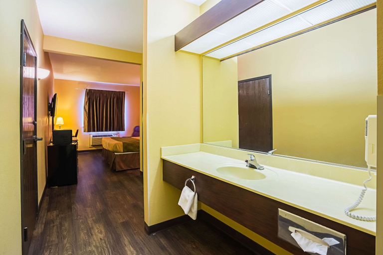 Bathroom 4, Econo Lodge Inn & Suites Ripley, Lauderdale