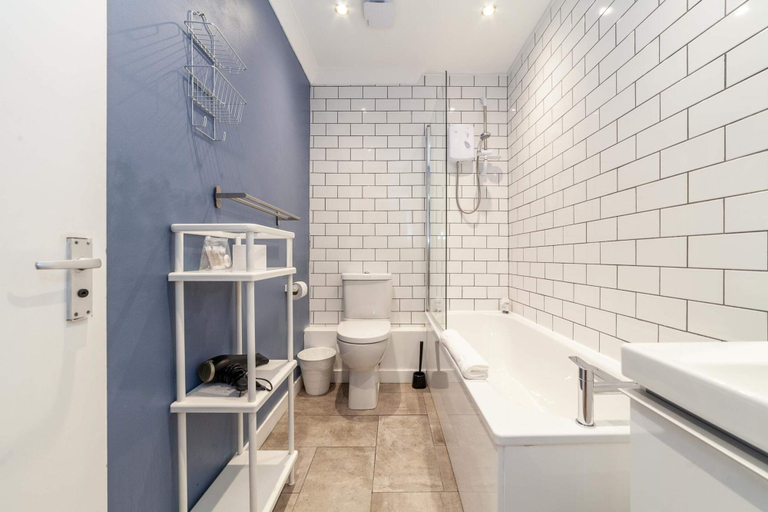 Bathroom 3, Bright and Cosy Apartment in South London, London
