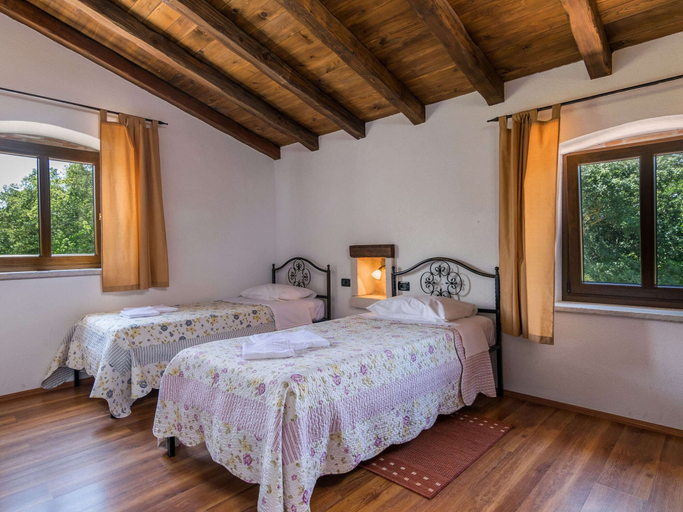 Bedroom 3, Spacious Villa in Tinjan With Pool, Tinjan