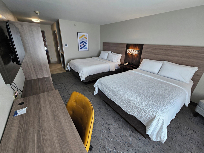 Bedroom 4, Holiday Inn Express & Suites CINCINNATI-BLUE ASH by IHG, Cincinnati