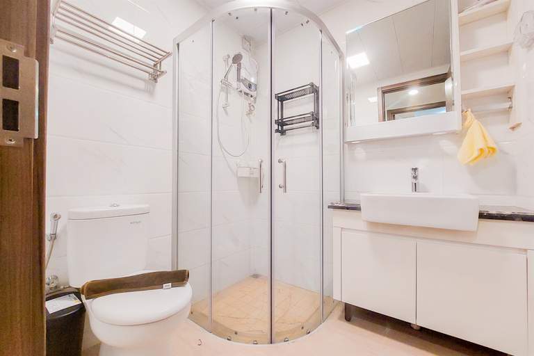 Bathroom 5, Comfy 3BR Sky House BSD Apartment By Travelio, Tangerang Selatan