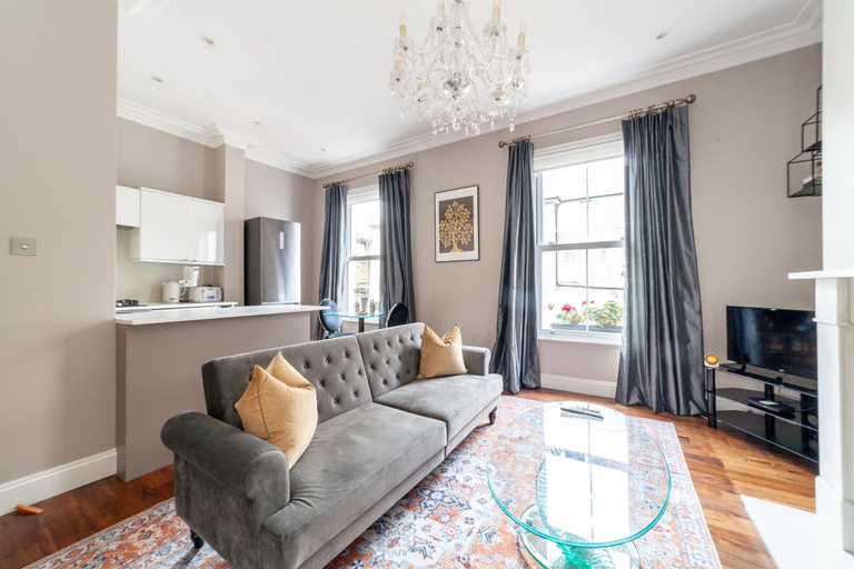 Others 5, Elegant Chelsea Hideaway, London