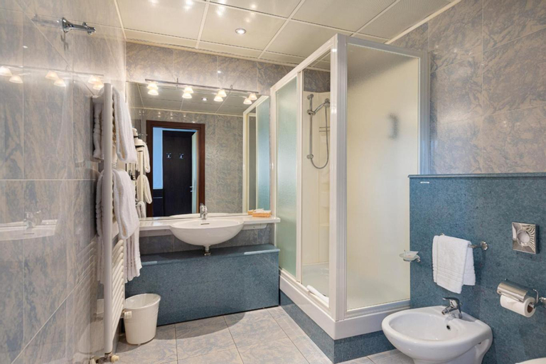 Bathroom 13